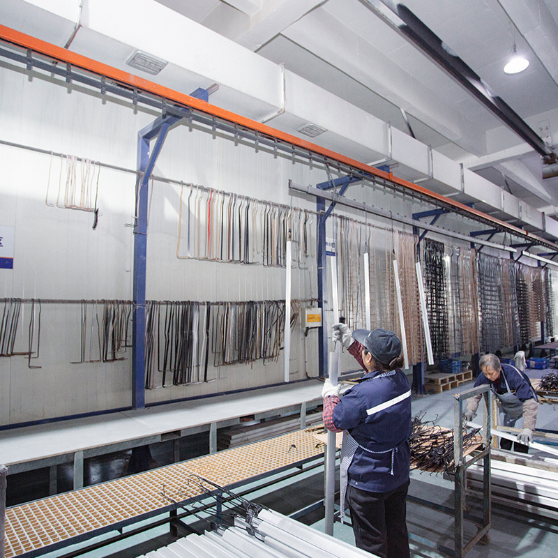 Atelier de revêtement - Ligne de revêtement en poudre - Opération de suspension