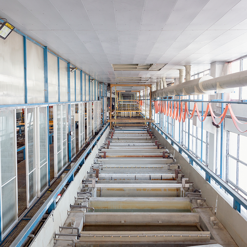 Atelier de production par électrophorèse - Vue de la ligne de production par oxydation et électrophorèse
