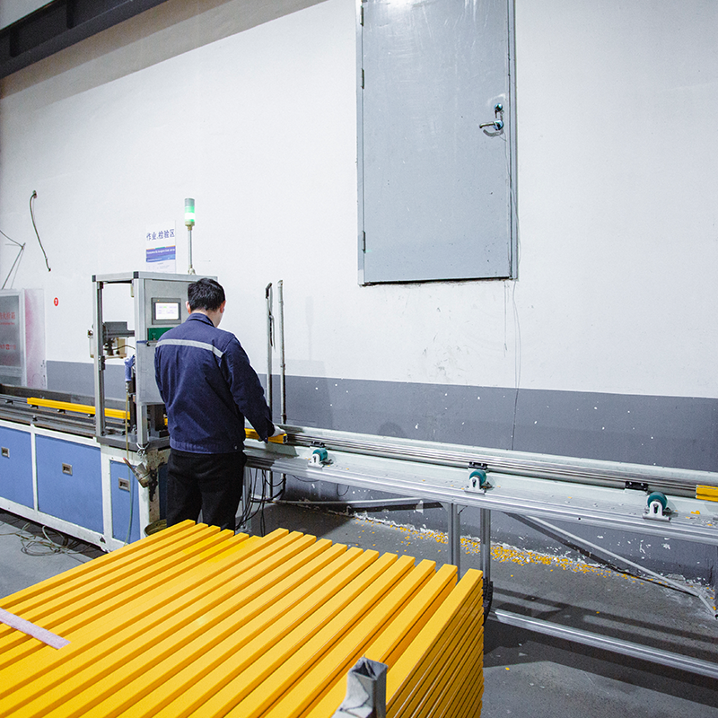 Atelier de finition - Opération de poinçonnage