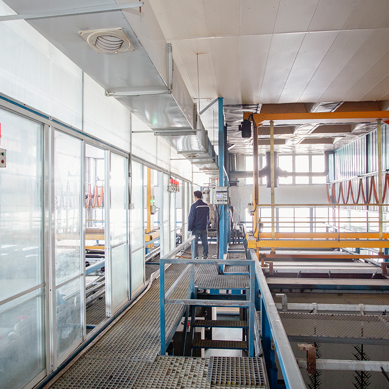 Atelier de production par électrophorèse - Vue de la ligne de production par oxydation et électrophorèse